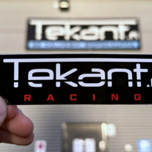 Tekant.fi 1.0 Racing tarra, musta/punainen 10cm x 3cm