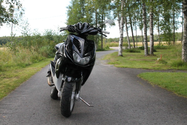 Tun'r etukate, musta, Yamaha Aerox <-12 - Kuva 4