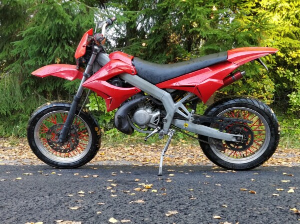TNT katesarja, Derbi Senda X-Race, punainen - Kuva 3
