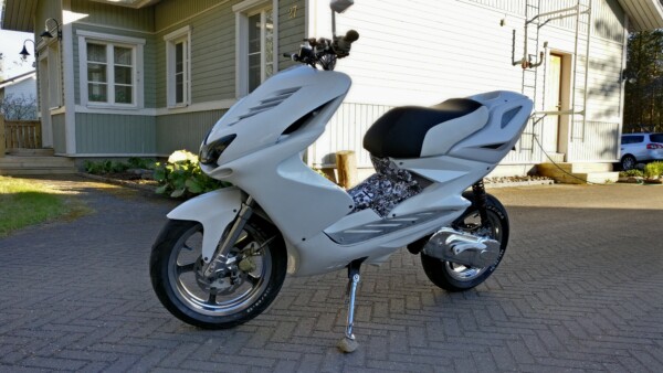 Penkinpäällinen musta/valko, Yamaha Aerox - Kuva 5