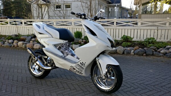 Penkinpäällinen musta/valko, Yamaha Aerox - Kuva 4