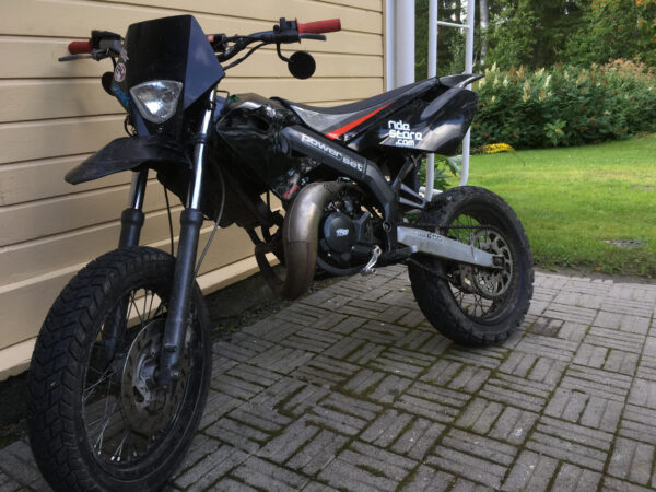 Vaihdepoljin hopea, Derbi Senda - Kuva 2
